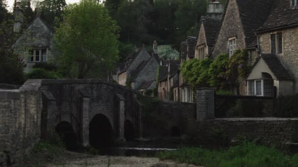 Ponte di pietra nel villaggio — Video Stock