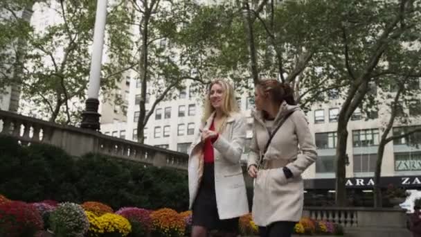 Mujeres caminando en la ciudad — Vídeos de Stock