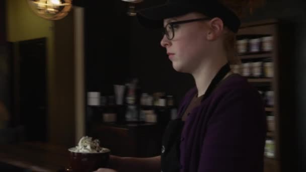 Servitrisen servering kaffe till kund — Stockvideo