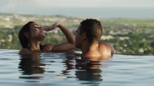 Pareja coqueteando en la piscina — Vídeos de Stock