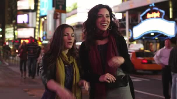 Женщины на Таймс Сквер ночью — стоковое видео