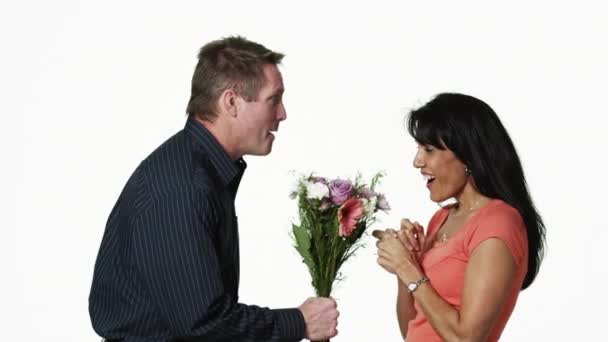 Man giving flowers to woman — Stock Video