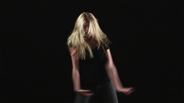 Mladá žena tanec — Stock video