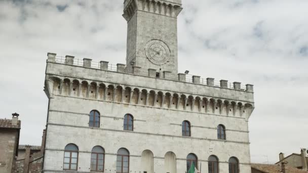 Iglesia y torre del reloj — Vídeo de stock