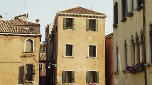 Footbridge over canal and old buildings — Stock Video