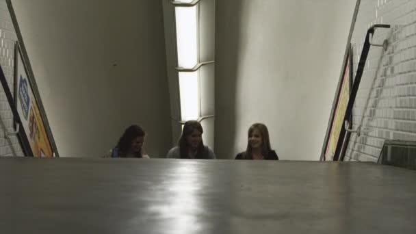 Женщины поднимаются по лестнице в метро — стоковое видео