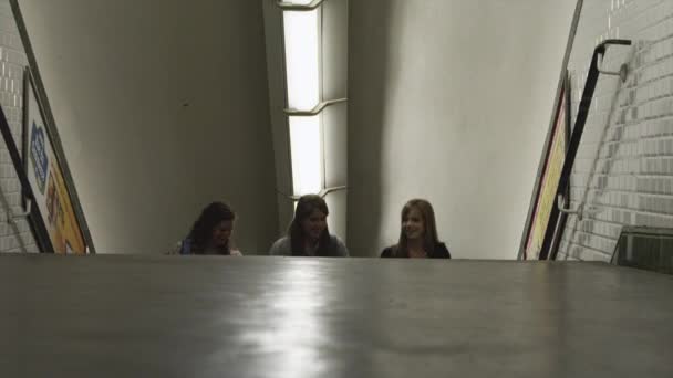 Femmes montant les escaliers dans la station de métro — Video