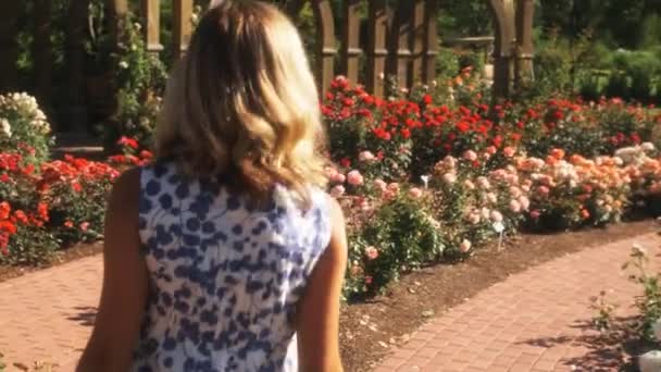 Mujer caminando por el jardín de verano — Vídeos de Stock