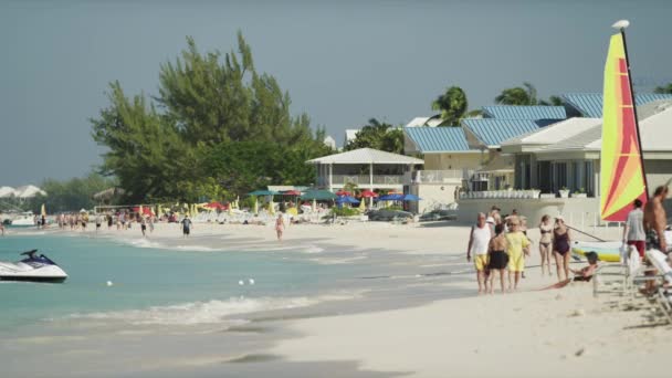 Gente en la playa tropical — Vídeo de stock