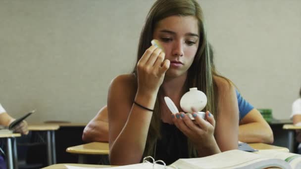 Kobiet student nakładaniu makijażu — Wideo stockowe