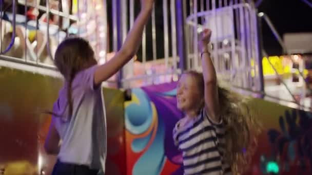 Meisjes dansen op amusement park — Stockvideo