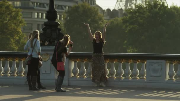 Mulher tirando foto de amigos na ponte — Vídeo de Stock