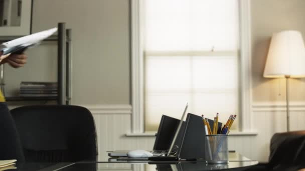 Woman reading letter in office/ — Stock videók