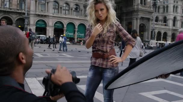 Modelagem de mulher para fotógrafo — Vídeo de Stock