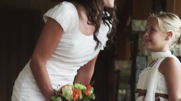Невеста и цветочница — стоковое видео