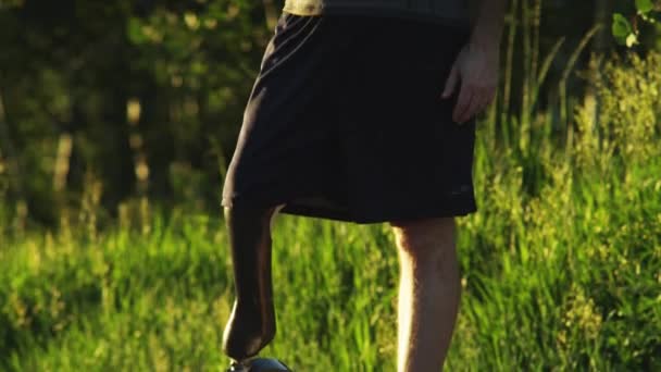 Muž s protéza pitnou vodou z lahve — Stock video