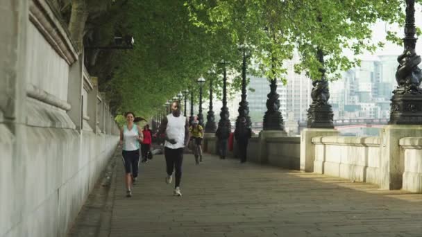 Mężczyzna i kobieta jogging na brzegu rzeki — Wideo stockowe