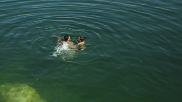 Paar schwimmt im See — Stockvideo