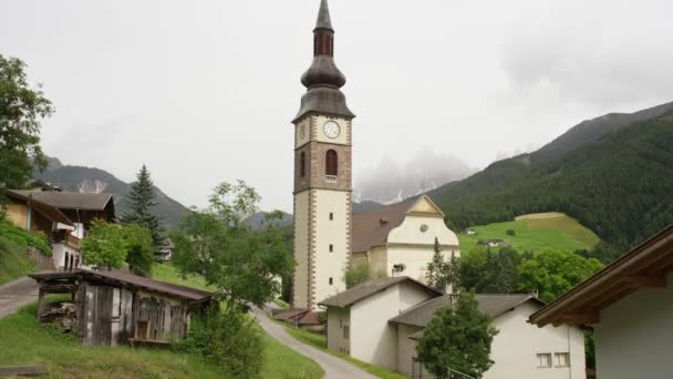 Chiesa e torre dell'orologio nel villaggio rurale — Video Stock