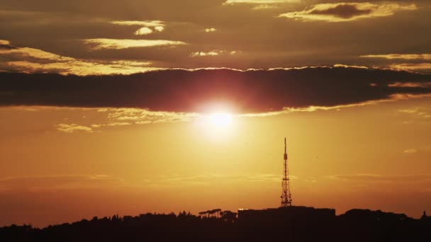 Horizonte con antena de telecomunicaciones — Vídeo de stock