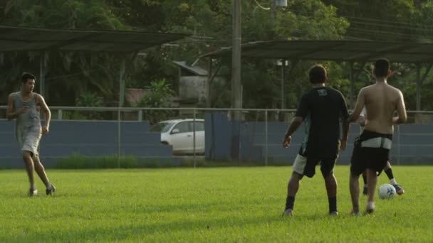 Футбольные команды, играющие на поле — стоковое видео