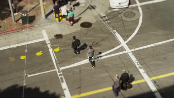 Городское движение с ходячими людьми — стоковое видео