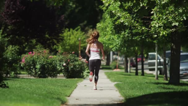 Vrouw joggen op straat — Stockvideo