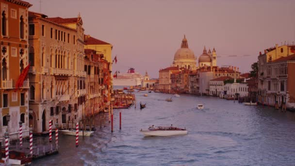 Barcos en canal veneciano — Vídeo de stock