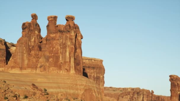 Paisaje panorámico de formaciones rocosas — Vídeos de Stock