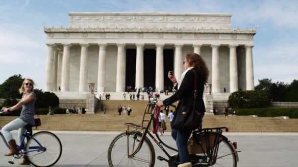 Frauen mit Fahrrädern vor dem Lincoln-Denkmal in Abraham — Stockvideo