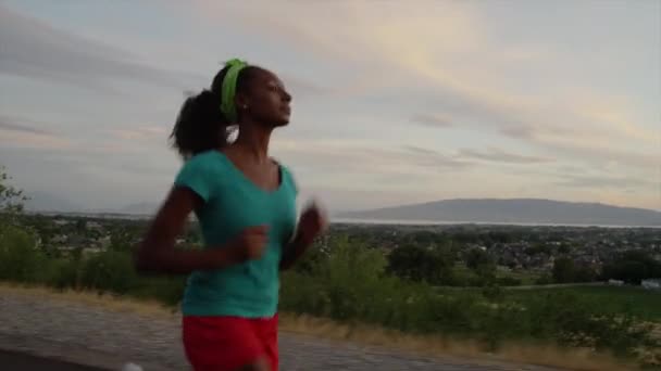 Adolescente menina correndo na estrada — Vídeo de Stock