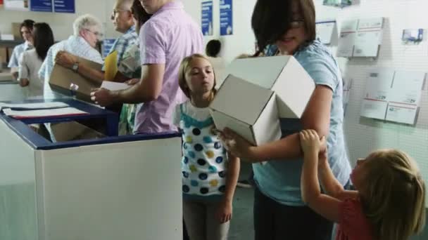 Люди стоят в очереди на почте — стоковое видео