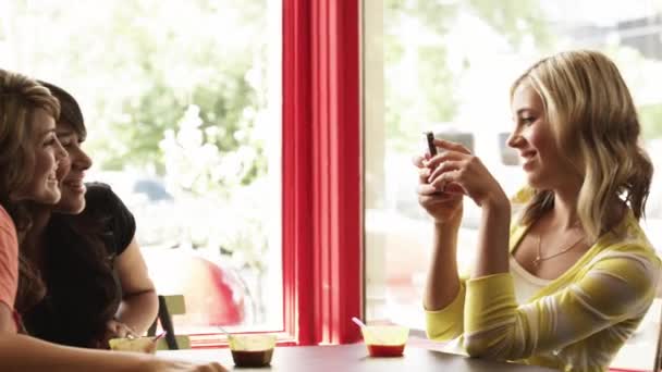 Mujer fotografiando amigos con cámara de teléfono — Vídeos de Stock