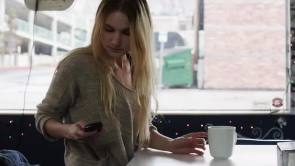 Mujer joven bebiendo café — Vídeos de Stock