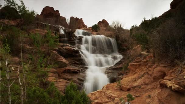 Faux Falls on rock formation — Stock Video