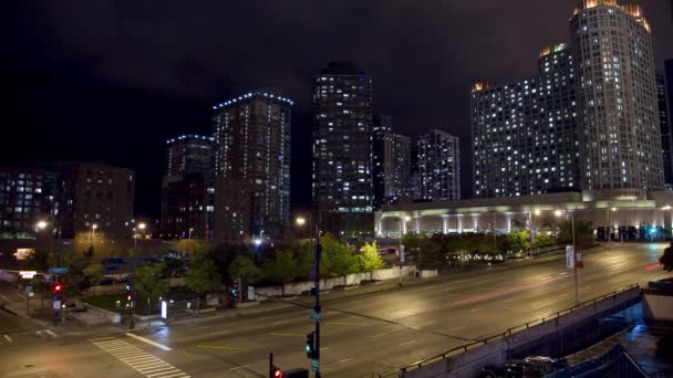 Traffico sulla strada cittadina di notte — Video Stock