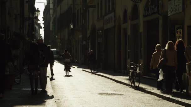 Силуэты людей, идущих по улице — стоковое видео