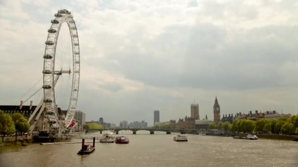 Río Támesis con London Eye — Vídeo de stock