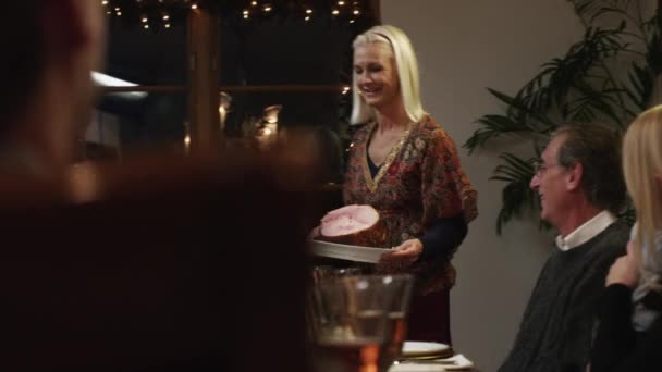 Familj med barn att ha julbord — Stockvideo