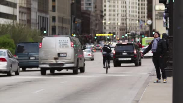 Człowiek pochodzący na taxi w Michigan Avenue — Wideo stockowe