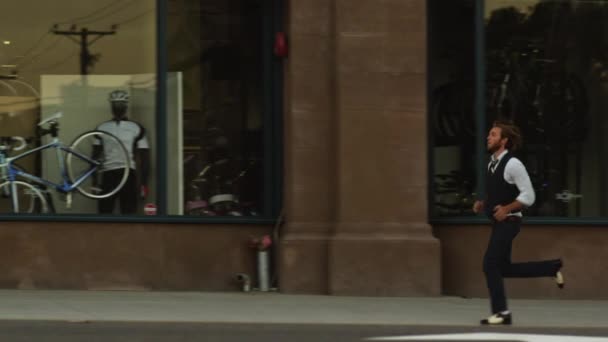 Hombres jóvenes montando bicicleta en la calle — Vídeo de stock
