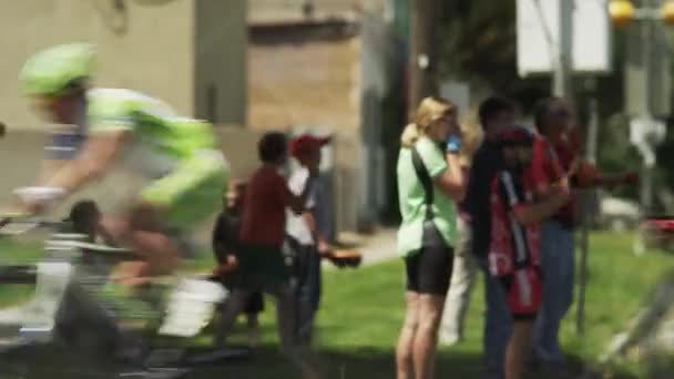 Grupp av tävlingsinriktade cyklister — Stockvideo