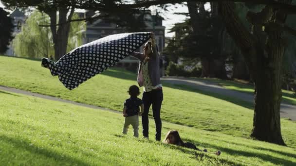 Madre con dos hijos en el parque — Vídeo de stock