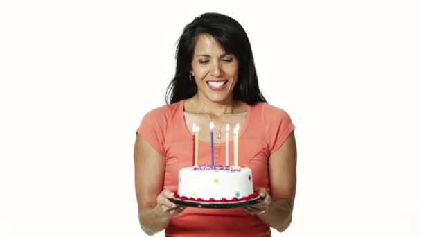 Wanita memegang kue ulang tahun — Stok Video