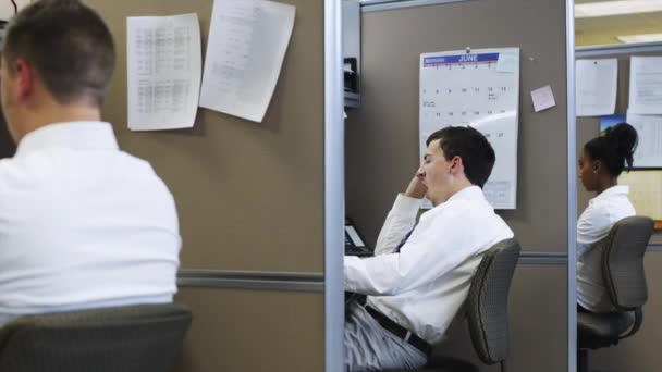 Homme ennuyé travaillant dans le bureau — Video