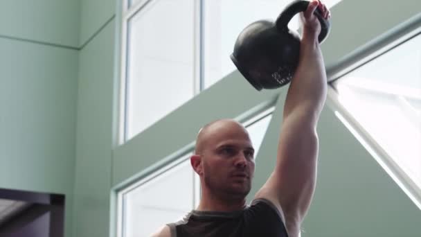 Levantamiento de pesas en gimnasio — Vídeo de stock