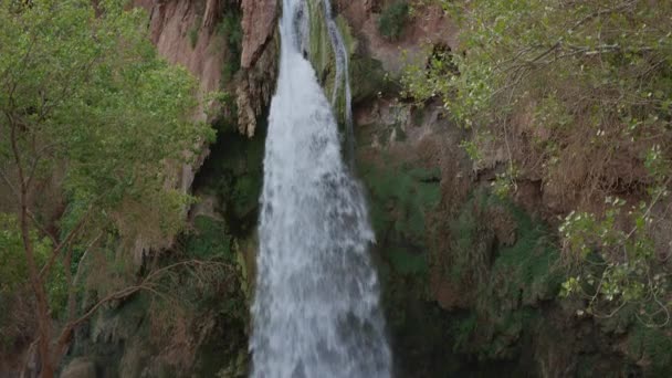 Waterval in rotsachtige landschap — Stockvideo