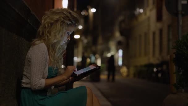 Femme utilisant une tablette numérique — Video