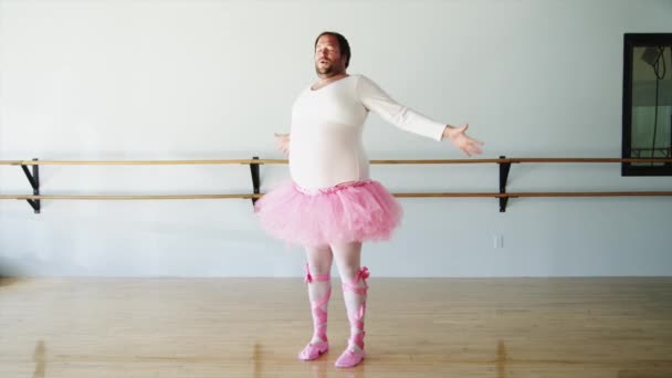 Hombre con sobrepeso practicando en el estudio de ballet — Vídeo de stock