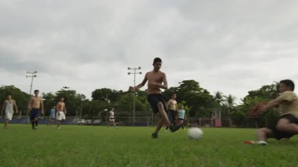 Jogador de futebol marcando gol e torcida — Vídeo de Stock